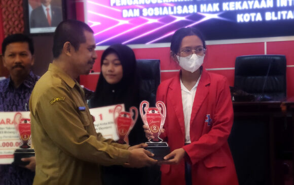 Akademi Komunitas Negeri Putra Sang Fajar Blitar Raih Penghargaan Inovasi Teknologi Bidang Teknologi Berbasis Website/ Mobile Apps (Android)