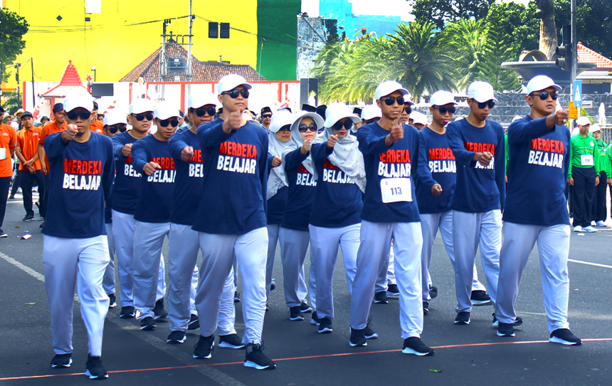 Lomba Gerak Jalan Semangat Peringati Kemerdekaan RI Ke-78! Akademi Komunitas Negeri Putra Sang Fajar Blitar Ikuti Lomba Gerak Jalan