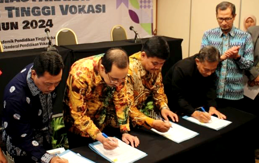 ttdkontrakppm AKN Putra Sang Fajar Blitar Lakukan Penandatanganan Kontrak Program Pendanaan BOPTN Penelitian dan Pengabdian kepada Masyarakat (PPM) Tahun Anggaran 2024