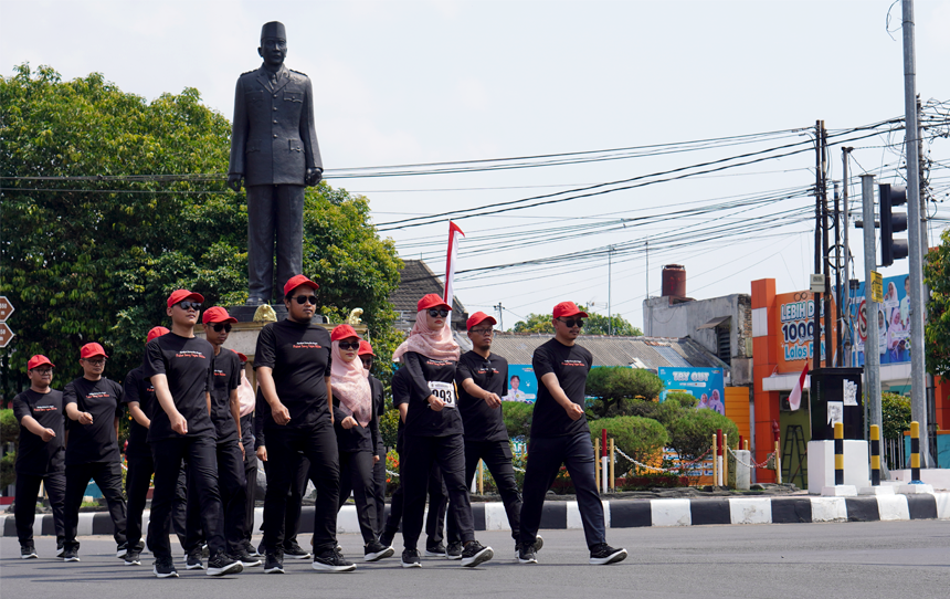 AKN Blitar Ikuti Lomba Baris Berbaris HUT RI ke-80 di Kota Blitar